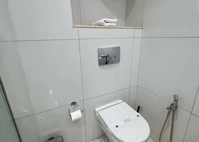 Steps From The Center ティラナ