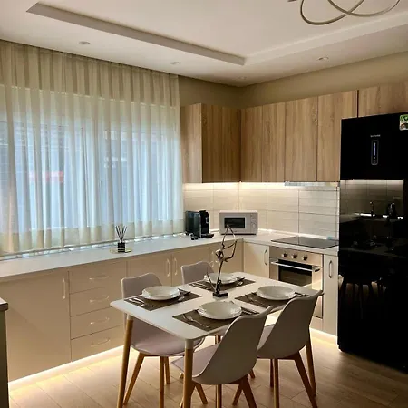 Steps From The Center Apartman *